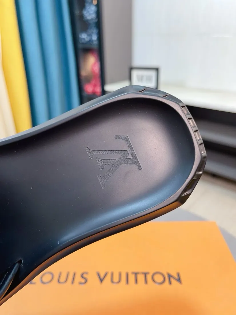 Men's shoes 💰260🌹🌹 (lv-Louis Vuitton) new men's sandals, high-end boutique, exquisite embossed logo decoration on the upper, fine workmanship, super soft soles, casual, loose and comfortable, a must-have in summer! \nsize：38-44